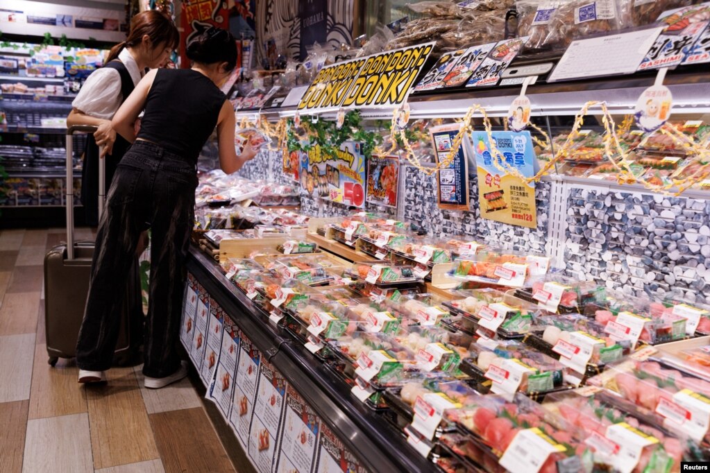 香港一家超市海鲜柜台摆放的日本进口海产品。(2023年7月12日)(photo:VOA)