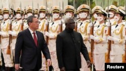 中国总理李强在北京人大会堂举行欢迎仪式欢迎所罗门群岛总理索加瓦雷的到访。（2023年7月10日）