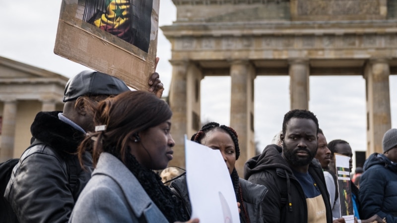 Des centaines de manifestants à Paris contre 