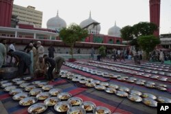 Para relawan menyiapkan makanan berbuka puasa di masjid di Karachi, Pakistan (AP/Fareed Khan)