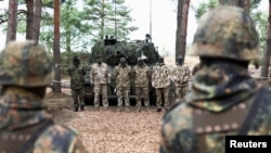 Vojnici stoje u redu na obuci za održavanje tenkova Leopard 1 A5, u bazi Bundeswehra njemačke vojske, u sklopu Misije vojne pomoći EU za podršku Ukrajini u Klietz-u, Njemačka, 23. februara 2024.