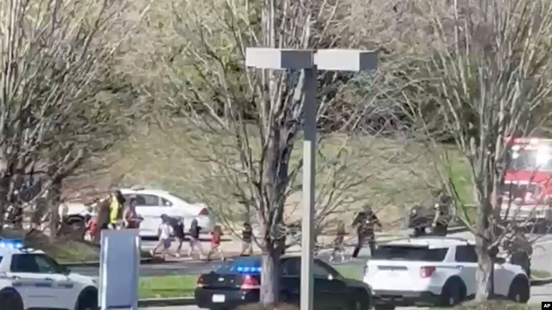 Jami'an Tsaro suna fitar da yara a wata makaranta, Nashville, Tennessee inda aka kai hari