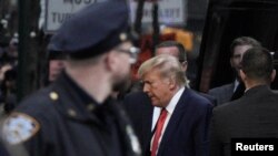 Expresidente Donald Trump arribó este lunes a la Trump Tower, un día antes de acudir a la Corte de Manhattan que leerá los cargos en su contra, en medio de un proceso legal sin precedentes en EEUU.