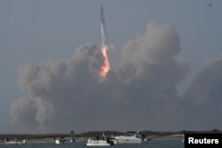 Awan asap besar terbentuk saat SpaceX Starship muncul dari landasan peluncuran Boca Chica dalam misi uji orbit di dekat Brownsville, Texas, AS, 20 April 2023. (REUTERS/Gene Blevins)