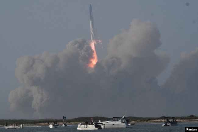 Awan asap besar terbentuk saat SpaceX Starship muncul dari landasan peluncuran Boca Chica dalam misi uji orbit di dekat Brownsville, Texas, AS, 20 April 2023. (REUTERS/Gene Blevins)