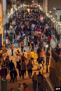 Warga menikmati dekorasi di sebuah kawasan di Tripoli, pada hari pertama bulan suci Ramadan, 23 Maret 2023. (Mahmud Turkia / AFP)