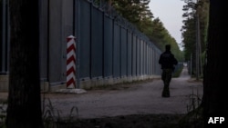 Seorang penjaga perbatasan berpatroli di sepanjang tembok perbatasan Polandia - Belarus tidak jauh dari kota Bialowieza, Polandia timur (foto: dok). 