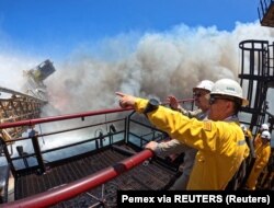 CEO Pemex Octavio Romero meninjau anjungan minyak lepas pantai yang terbakar di Lapangan Cantarell milik Pemex, di Teluk Campeche, Teluk Meksiko, Meksiko 7 Juli 2023. (Foto: Courtesy/Pemex via REUTERS)