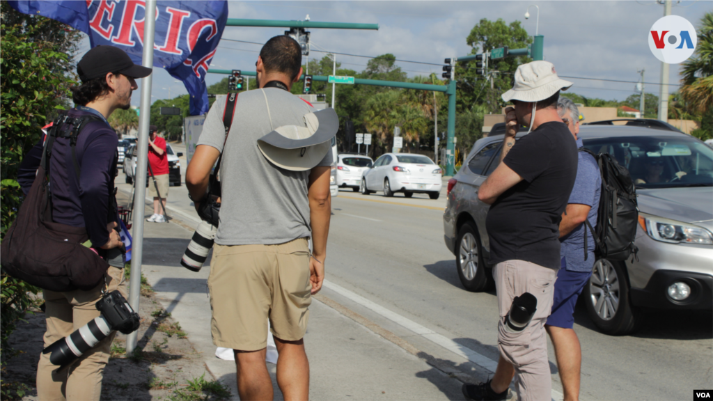 Miembros de la prensa se reúnen para cubrir la manifestación de apoyo al expresidente Trump en Palm Beach, Florida.