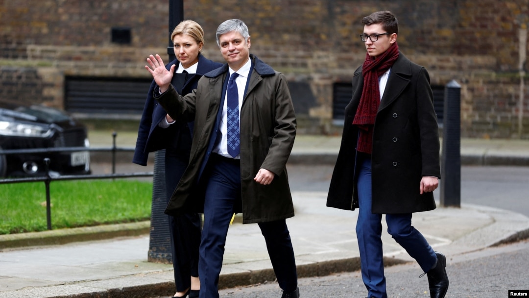 Vadim Pristajko ispred rezidencije britanskog premiijera, februar 2023.