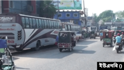 বিএনপি ও সমমনা বিরোধী দলগুলোর ডাকা দেশব্যাপী অবরোধের দ্বিতীয় দিনে রাস্তায় রিকশা এবং কিছু গাড়িও চলাচল করতে দেখা গেছে। ৯ নভেম্বর, ২০২৩।
