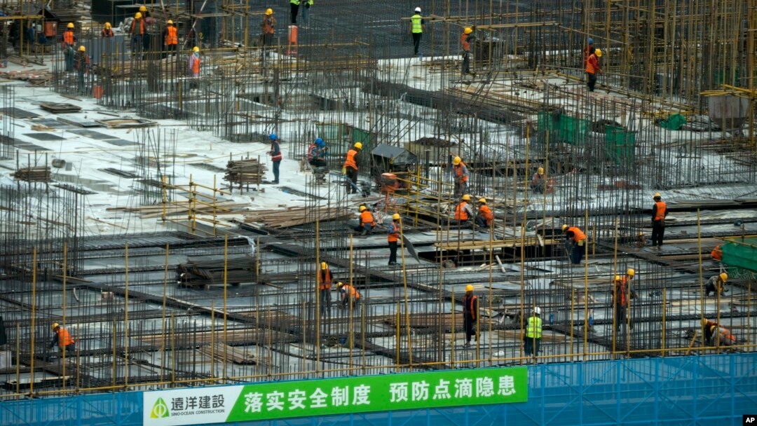Građevinski radnici rade među dijelovima armature na gradilištu u centralnom poslovnom okrugu u Pekingu, Kina, 13. juna 2023.