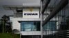 FILE - Logo Ryanair di kantor pusat mereka di Dublin, Irlandia, 16 September 2021. (REUTERS/Clodagh Kilcoyne)