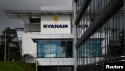 FILE - Logo Ryanair di kantor pusat mereka di Dublin, Irlandia, 16 September 2021. (REUTERS/Clodagh Kilcoyne)