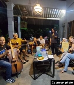 Hannah Marie Standiford dalam latihan kroncong bersama anggota "OK Kharisma", Surakarta.