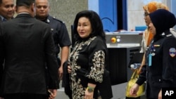 မလေးရှားဝန်ကြီးချုပ်ဟောင်းကတော် Rosmah Mansor (အလယ်) ပူထရာဂျရာတရားရုံးကို အယူခံဝင်ဖို့ရောက်လာစဥ်။ (စက်တင်ဘာ ၁၂၊ ၂၀၂၃)