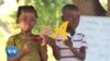 Les enseignants mozambicains réutilisent les déchets recyclables pour créer des outils pédagogiques