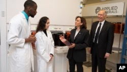 美國副總統賀錦麗在加州參觀美國半導體製造公司應用材料（Applied Materials）的實驗室。（2023年5月22日）