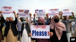 Sejumlah pengungsi asal Afghanistan memprotes penundaan persetujuan yang dikeluarkan pemerintah AS dalam sebuah aksi di Islamabad, Pakistan, pada 26 Februari 2023. (Foto: AP/Rahmat Gul)