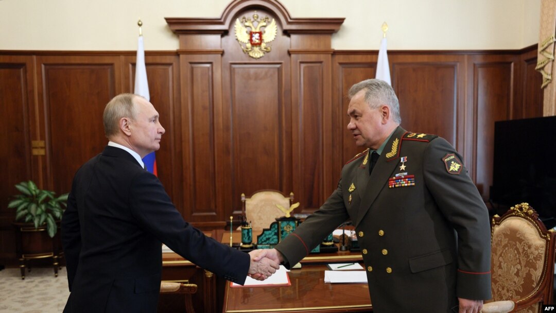 Perezida Vladimir Putin w'Uburusiya na ministri w'ingabo Sergei Shoigu 