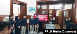 Ketua KPPSLN TPSLN Moskow Aloysia Vira Rohi menyampaikan pesan sebelum melaksanakan tugas. (Foto: Courtesy/PPLN Rusia)