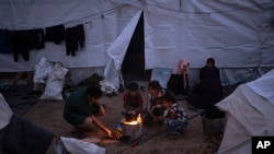 Sejumlah warga Palestina berkumpul di antara tenda-tenda pengungsi yang disediakan PBB di Khan Younis, pada 31 Oktober 2023. (Foto: AP/Fatima Shbair)