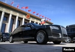 지난해 10월 블라디미르 푸틴 러시아 대통령이 방문한 중국 베이징 인민대회당 앞에 관용차인 러시아산 아우루스 리무진이 세워져있다.