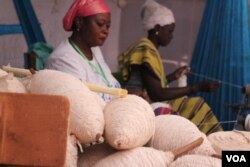 Des fibres de coton exposés au Salon du coton et du textile de Koudougou.