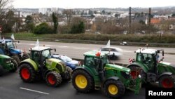 Los agricultores están estacionados en la autopista A6 mientras los agricultores protestan por las presiones de precios, los impuestos y la regulación verde, cerca de Chilly-Mazarin, cerca de París, Francia, el 31 de enero de 2024. REUTERS/Sarah Meyssonnier