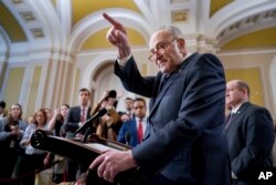 Pemimpin Mayoritas Senat Chuck Schumer menjawab pertanyaan wartawan di Capitol di Washington, 31 Januari 2024. (Foto: AP)