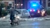 Un ciclista atraviesa calles inundadas en Stirling Road cerca de Federal Highway en Hollywood, Florida.