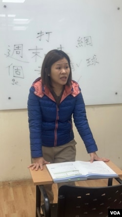 蔡朝宇中文老師在新德里格羅巴格商業區美譽中文中心教室授課(美國之音/賈尚傑)