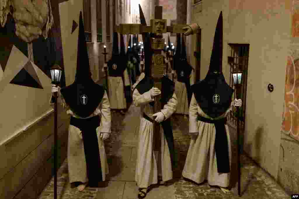 Penitents members of the &quot;Hermandad Penitencial de las Siete Palabras&quot; procession are seen during Holy Week in the northwestern Spanish city of Zamora. Christian believers around the world mark the Holy Week of Easter in celebration of the crucifixion and resurrection of Jesus Christ.&nbsp;