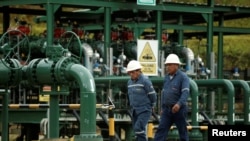Técnicos de campos petroleros caminan en un campo petrolero de la compañía petrolera estatal ecuatoriana Petroamazonas, en Yasuní, Ecuador, el 20 de octubre de 2017.