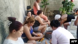 ARCHIVO: Una fotografía publicada por un miembro del grupo de más de 250 cubanos varados en Haití muestra a cubanos cocinando en un albergue donde se hospedaban en Puerto Príncipe hasta el 4 de marzo de 2024. Un grupo de ellos fue evacuado ya.
