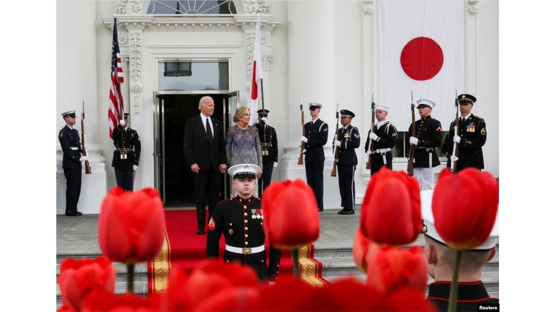 Presiden AS Joe Biden dan Ibu Negara Jill Biden berdiri di Portiko Utara saat mereka menunggu kedatangan Perdana Menteri Jepang Fumio Kishida dan istrinya Yuko Kishida untuk Makan Malam Kenegaraan resmi di Gedung Putih di Washington, AS, 10 April 2024. (Foto: REUTERS/Leah Millis)