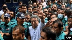 FILE - Pemimpin Partai Nasionalis Bangladesh (BNP) Amir Khosru Mahmud Chowdhury (tengah), di luar pengadilan di Dhaka, 3 November 2023. (AFP). Mantan Menteri Perdagangan Chowdhury dibebaskan dari penjara pada Kamis (15/2).