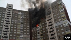 Bangunan tempat tinggal bertingkat terbakar akibat serangan rudal Rusia di Kyiv, 7 Februari 2024. (Sergei SUPINSKY / AFP)