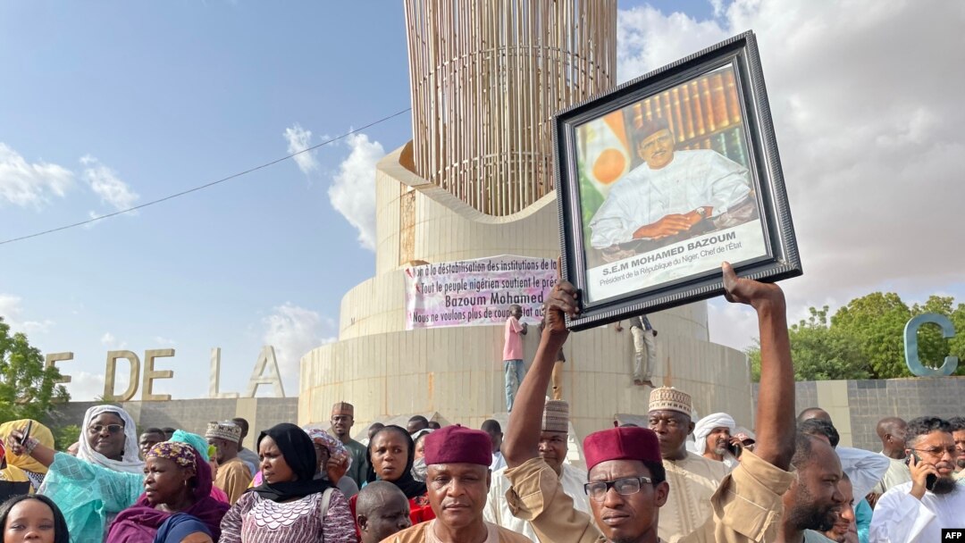 Para pendukung Presiden Niger Mohamed Bazoum berkumpul di Niamey untuk menunjukkan dukungan mereka, pada 26 Juli 2023. (Foto: AFP)