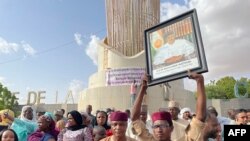 Para pendukung Presiden Niger Mohamed Bazoum berkumpul di Niamey untuk menunjukkan dukungan mereka, pada 26 Juli 2023. (Foto: AFP)