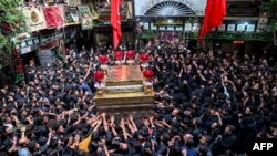 پېښور ښار ته غځیدلو سړکونو باندې هم ځای پځای پولیسو ناکې لګولې دي اؤ سي سي ټي وي کیمرو له لارې د پېښور په خان رازق تاڼه کې د جوړ کړی شوي کنټرول روم څخه د ماتمي جلوسونو څارنه کیږي