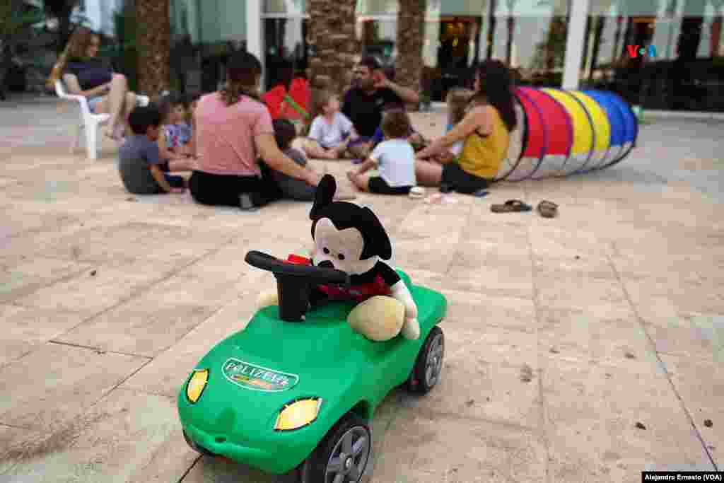 Un grupo de niños del kibutz Be&#39;eri juegan con sus maestros en los jardindes del hotel David Dead Sea, en el Mar Muerto, donde se encuentran evacuados con sus familias.