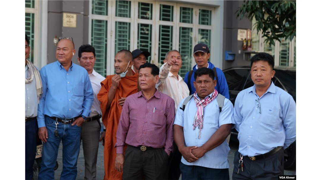 ក្រុមអ្នកគាំទ្រលោកកឹម សុខាមកចូលរួមឃ្លាំមើលសវនាការលើបណ្តឹងសាទុក្ខសំណុំរឿងក្បត់ជាតិ របស់លោកកឹម សុខា អតីតប្រធានអតីតគណបក្សសង្គ្រោះជាតិ។ (ហ៊ុល រស្មី/វីអូអេ)