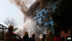 Пожарные работают над тушением пожара во дворце муниципального управления в Чильпансинго, Мексика, 8 апреля 2024 года.