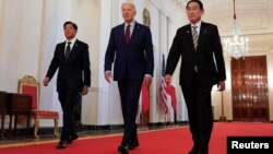 Tổng thống Mỹ Joe Biden (giữa) cùng Tổng thống Philippines Ferdinand Marcos Jr. (trái) và Thủ tướng Nhật Bản Fumio Kishida tới tham dự thượng đỉnh 3 bên tại Nhà Trắng ở Washington hôm 11/4.