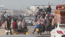 
خەڵکی ئاوارەبووی خان یونس دەگەنە شاری ڕەفەح لە نزیک سنووری میسر
