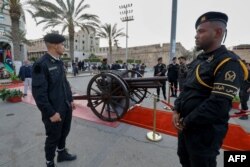 Pejabat kota Tripoli bersiap untuk menembakkan meriam Iftar menandai waktu berbuka puasa di Martyrs Square di ibu kota Libya, pada hari pertama bulan suci Ramadan, 23 Maret 2023. (Mahmud Turkia/AFP)