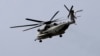 Un helicóptero Marine CH-53E Super Stallion vuela durante el entrenamiento en la Estación Aérea del Cuerpo de Infantería de Marina Miramar en San Diego, California, EEUU, el martes 6 de febrero de 2024.