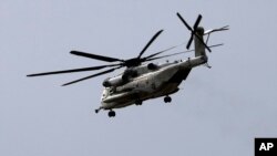 Un helicóptero Marine CH-53E Super Stallion vuela durante el entrenamiento en la Estación Aérea del Cuerpo de Infantería de Marina Miramar en San Diego, California, EEUU, el martes 6 de febrero de 2024.