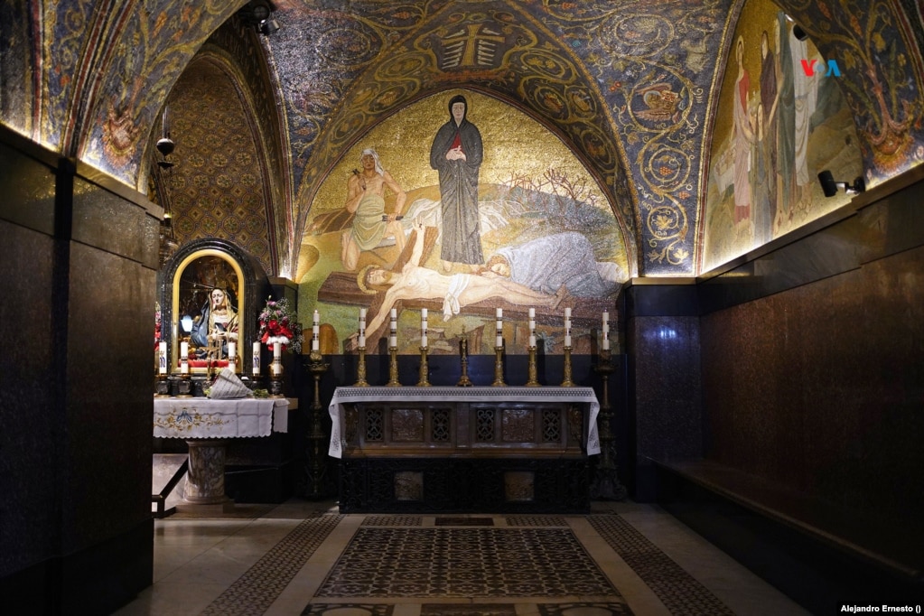 Una de las capillas de El Calvario, en la basílica del Santo Sepulcro de Jerusalén, permanece desierta.